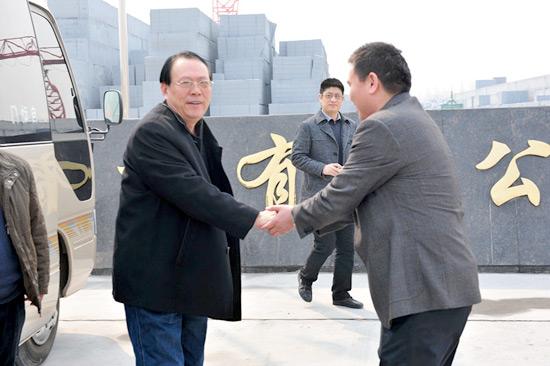 濮陽(yáng)市住建局、墻改辦等領(lǐng)導(dǎo)一行蒞臨我司視察1   2012年3月21日濮陽(yáng)市住建局、墻改辦等領(lǐng)導(dǎo)一行蒞臨我司視察